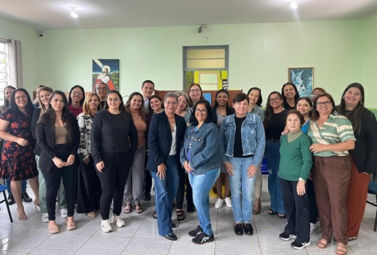 Uma reunião descontraída em um ambiente acolhedor, com pessoas engajadas em uma conversa animada.