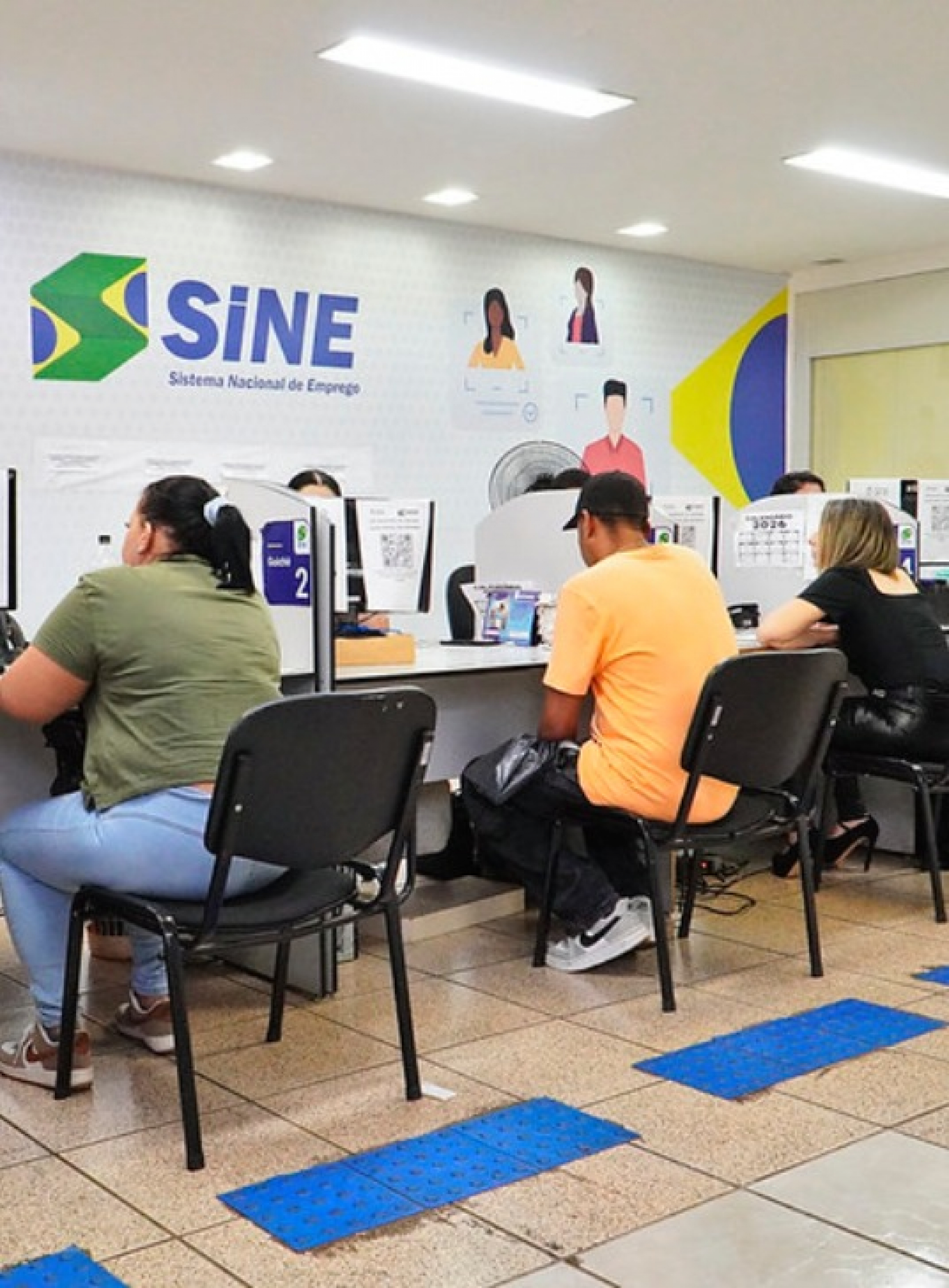 Pessoas aguardam atendimento no SINE (Sistema Nacional de Emprego) em busca de oportunidades de trabalho.