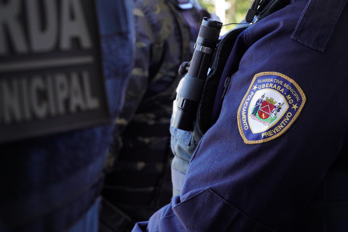 A imagem destaca o uniforme dos guardas municipais de Uberaba, refletindo seu papel no policiamento preventivo da cidade.