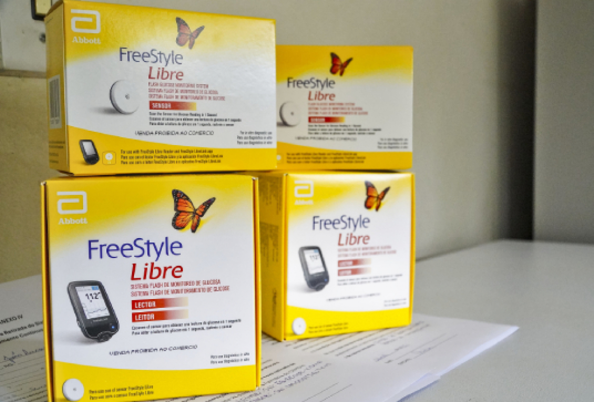 Caixas do sistema FreeStyle Libre, usado para monitoramento contínuo de glicose, são preparadas para distribuição.