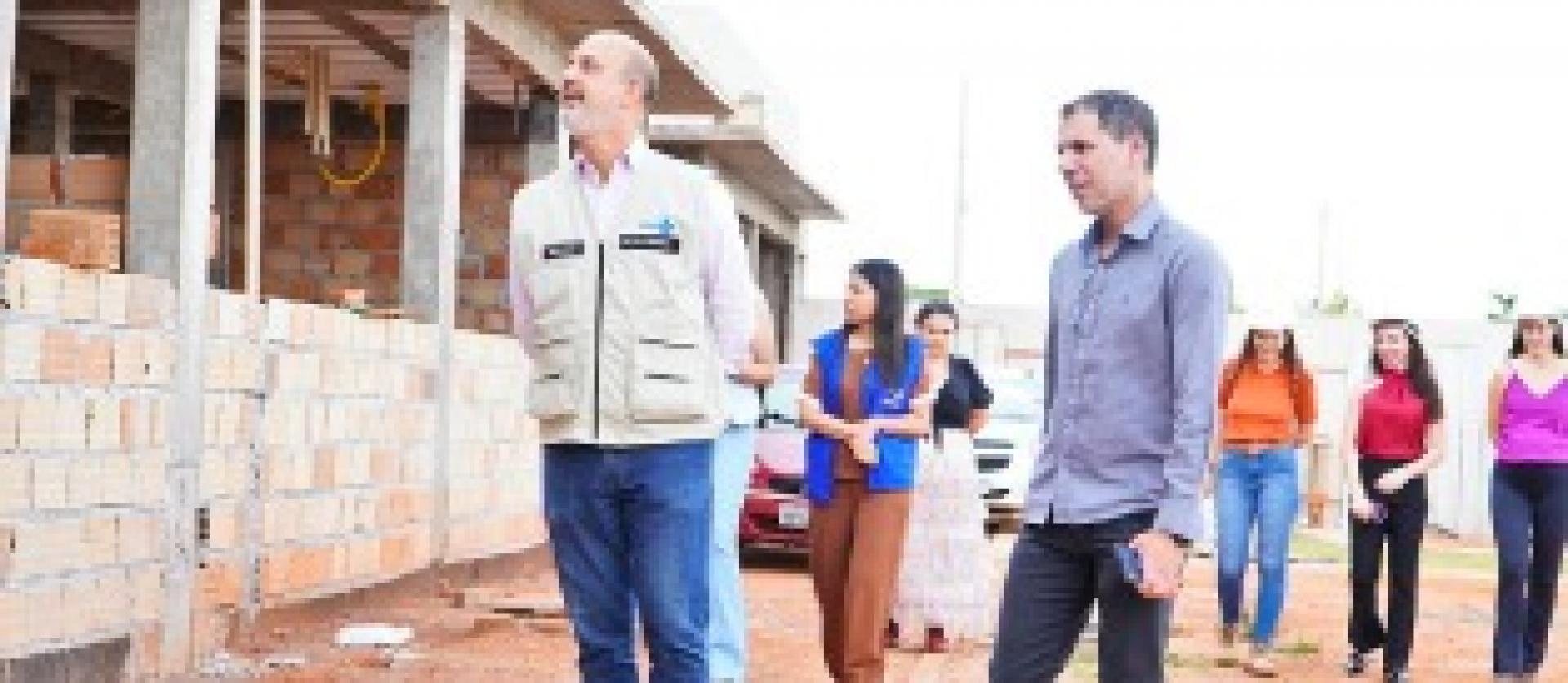 Grupo realiza visita técnica a uma obra em construção, acompanhando o andamento do projeto.