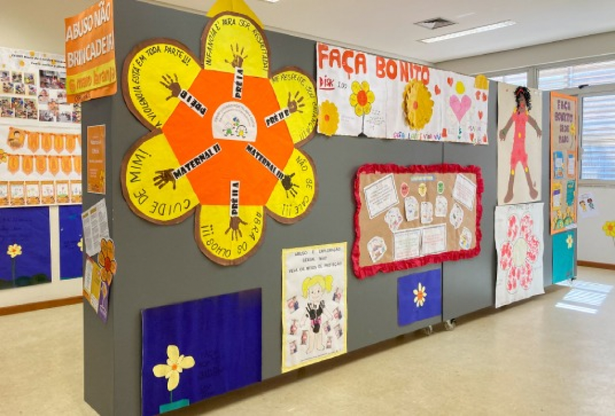 Exposição educativa com cartazes de conscientização sobre o combate ao abuso e à exploração sexual infantil, com o tema Faça Bonito”.