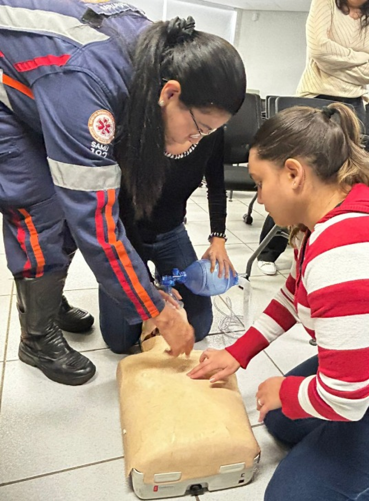 Treinamento prático de primeiros socorros com foco em reanimação cardiopulmonar liderado por profissionais do SAMU 192.