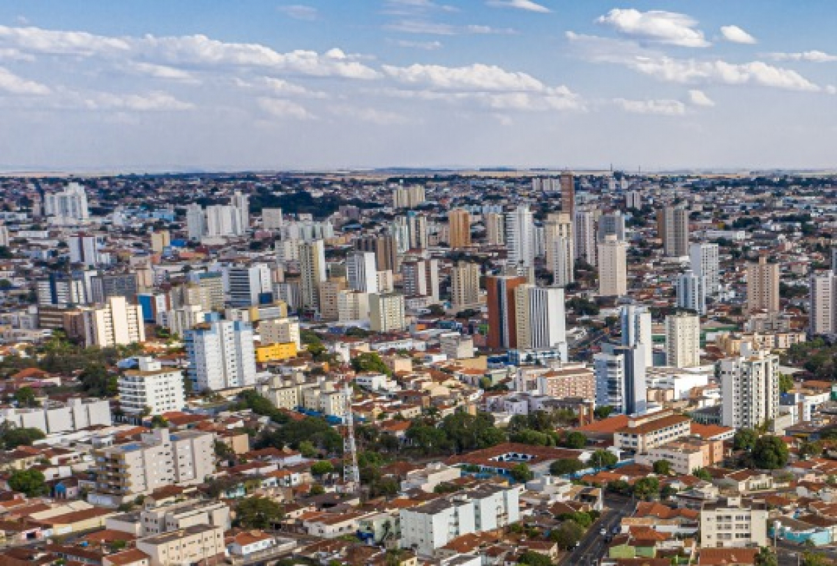 Vista panorâmica de uma cidade densamente urbanizada, com muitos prédios altos e áreas residenciais.