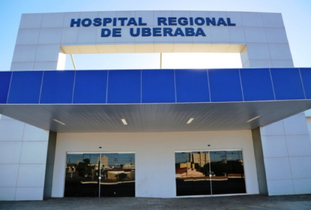 A imagem mostra a entrada de um edifício com o letreiro HOSPITAL REGIONAL DE UBERABA em destaque.