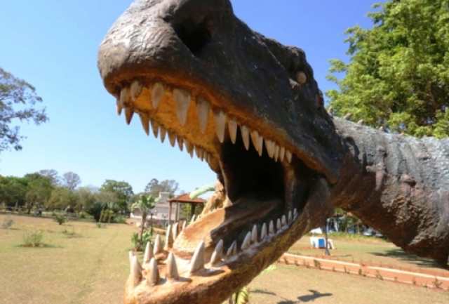 Escultura de dinossauro no parque paleontológico de Peirópolis, em Minas Gerais, Brasil.