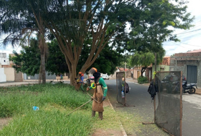 Equipe realiza limpeza urbana em calçadas e vias públicas.