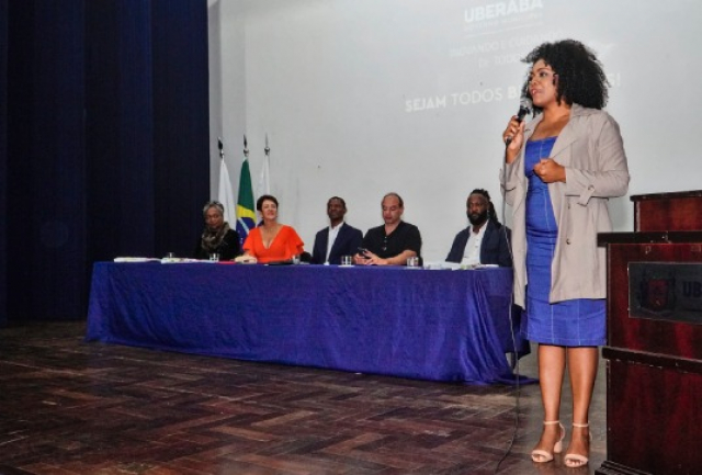 Evento oficial em Uberaba reúne autoridades e público para palestra no auditório.