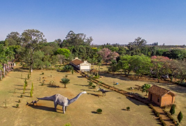 Um parque temático encantador com dinossauros em tamanho real
