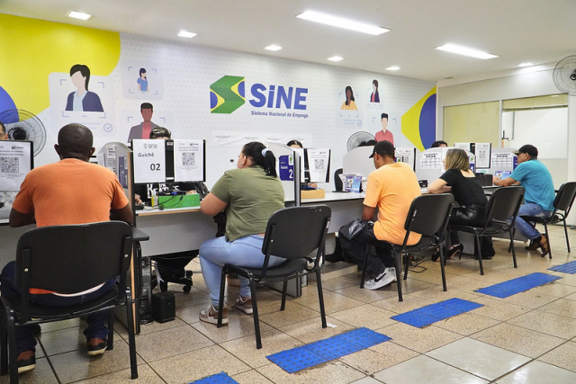 Pessoas aguardam atendimento no SINE (Sistema Nacional de Emprego) em busca de oportunidades de trabalho.