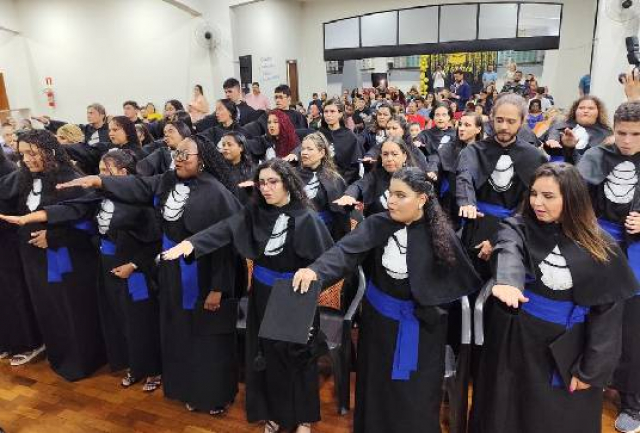 <p>Formandos em cerimônia de colação de grau.</p>