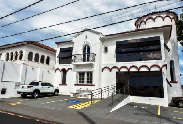 Fachada do  Instituto de Previdência dos Servidores Públicos Municipais de Uberaba (Ipserv), ao lado um veículo de cor branca estacionada.