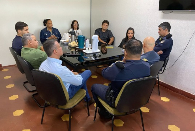 Reunião entre representantes da guarda municipal e gestores ocorre em sala fechada.