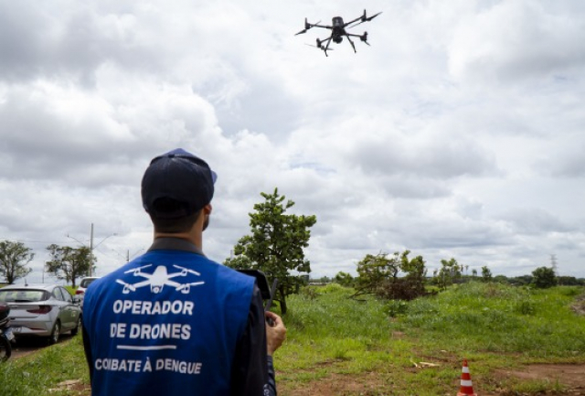 Operador utiliza drone para mapear área em ação de combate à dengue.