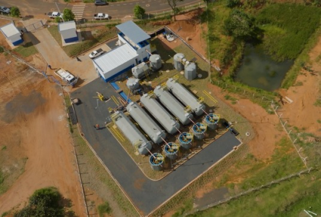 A imagem mostra, uma  estação de tratamento de água ou de processamento químico.
