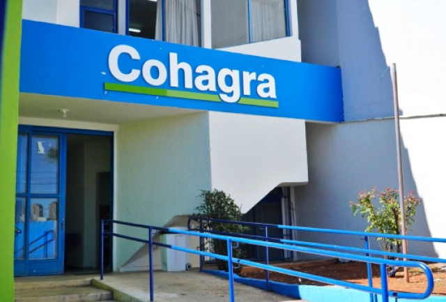 Fachada da Cohagra com entrada acessível por rampa e corrimãos.